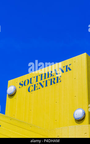Londres. Juin 2018. Une vue sur le Southbank centre signer le long de la rive sud de Londres Banque D'Images