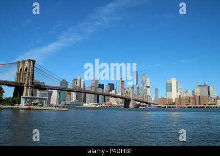 Pont de Brooklyn à New York sur l'été, journée ensoleillée Banque D'Images