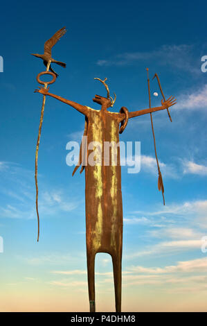 La bouilloire de la paix, de la sculpture de chaman indien par Bill Worrell, inspiré par pictogrammes, à Seminole Canyon State Park, Texas, États-Unis Banque D'Images