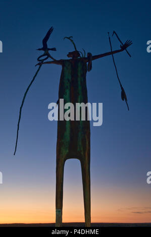 La bouilloire de la paix, de la sculpture de chaman indien par Bill Worrell, inspiré par pictogrammes, à Seminole Canyon State Park, Texas, États-Unis Banque D'Images