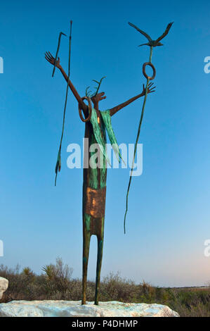 La bouilloire de la paix, de la sculpture de chaman indien par Bill Worrell, inspiré par pictogrammes, à Seminole Canyon State Park, Texas, États-Unis Banque D'Images