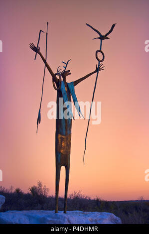 La bouilloire de la paix, de la sculpture de chaman indien par Bill Worrell, inspiré par pictogrammes, à Seminole Canyon State Park, Texas, États-Unis Banque D'Images