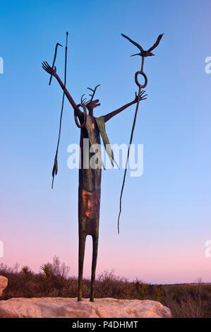 La bouilloire de la paix, de la sculpture de chaman indien par Bill Worrell, inspiré par pictogrammes, à Seminole Canyon State Park, Texas, États-Unis Banque D'Images