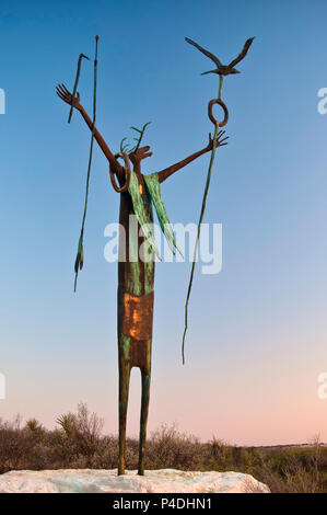 La bouilloire de la paix, de la sculpture de chaman indien par Bill Worrell, inspiré par pictogrammes, à Seminole Canyon State Park, Texas, États-Unis Banque D'Images