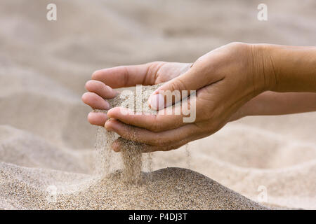 Dans sable mains de femme dans la plage Banque D'Images