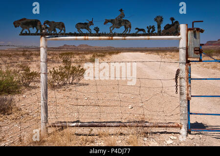 Signe en fer forgé au ranch entrée dans désert de Chihuahuan près de Alpine, Texas, USA Banque D'Images