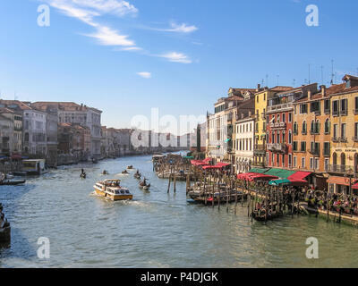 Venise, Italie - 14 septembre 2007 : Canal Grande vue aérienne du Pont du Rialto le principal et le plus grand pont de Venise. Banque D'Images