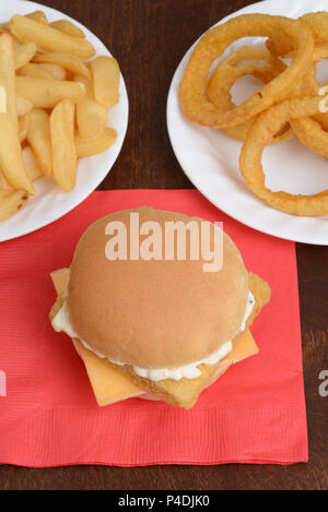 Fileter le poisson sandwich sur serviette rouge avec frites et oignons Banque D'Images