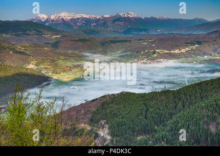 Alto Aterno, Plaine des Apennins Centrales, ville de Capitignano couverte de brume du matin, Gran Sasso-Laga National Park, Abruzzes, Italie Banque D'Images