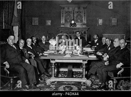 PRIMER CONSEIL DES MINISTRES DEL GOBIERNO DE LA PROVISOIRE II REPUBLICA - 23 de abril de 1931 EN EL PALACIO DE LA PRESIDENCIA. Emplacement : CONGRESO DE LOS DIPUTADOS-BIBLIOTECA, ESPAGNE. Banque D'Images