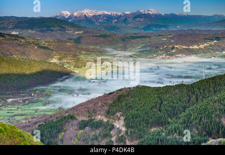 Alto Aterno, Plaine des Apennins Centrales, ville de Capitignano couverte de brume du matin, Gran Sasso-Laga National Park, Abruzzes, Italie Banque D'Images