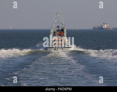 Une vue de l'Archer Bow Patrouilleur Classe HMS Express P163, en transit dans la mer du Nord près de la mer Baltique. Banque D'Images