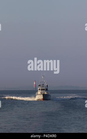 Une vue de l'Archer Bow Patrouilleur Classe HMS Express P163, en transit dans la mer du Nord près de la mer Baltique. Banque D'Images