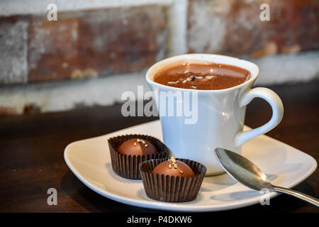 Profitez de chocolat, bonbons, café et espresso. Des scènes de chocolat et d'organique. Friandises et boissons chaudes Banque D'Images