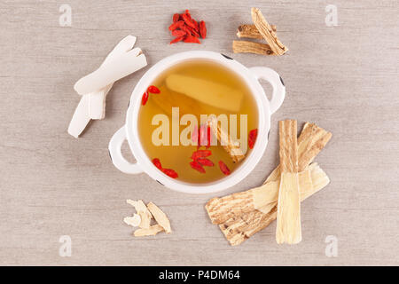 Différents types de médecine de fines herbes chinoise pour soupe claire sur fond gris. Imunity booster. Banque D'Images