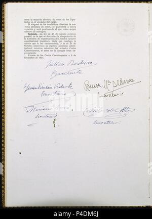 Constitución DE LA REPÚBLICA ESPAÑOLA-PAGINA CON FIRMAS 9/12/1931. Emplacement : CONGRESO DE LOS DIPUTADOS-BIBLIOTECA, MADRID, ESPAGNE. Banque D'Images