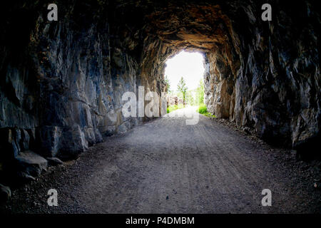 La lumière au bout du tunnel à Myra Canyon dans Kelonwa, British Columbia, Canada. Concept de la conquête de l'adversité ou de succès à travers les obstacles. Banque D'Images