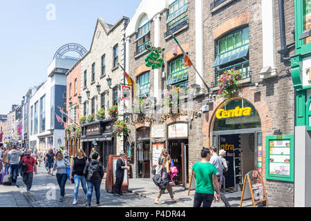 Bars et cafés sur la rue Anglesea, Temple Bar, Dublin, Leinster Province, République d'Irlande Banque D'Images