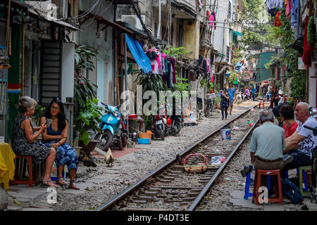 Hanoi, Vietnam - 15 mars 2018 : Les personnes qui vivent leur vie quotidienne au milieu de train de Hanoi Street Banque D'Images