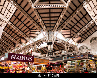 Marché Central fait de toit en fer forgé et vitraux à Valence, Espagne Banque D'Images