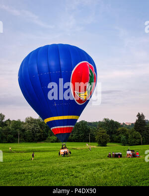 Biella, Italie, 10 juin 2018 - Air ballon en vol pendant l'atterrissage et d'ancrages à la fête du printemps, dal Cielo Pollone juin, Biella Banque D'Images