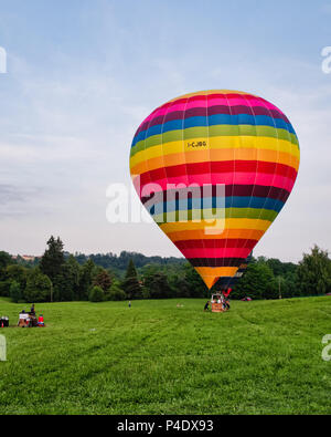 Biella, Italie, 10 juin 2018 - montgolfières pendant l'atterrissage et d'ancrages à la fête du printemps, dal Cielo Pollone juin, Biella Banque D'Images