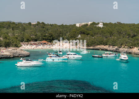 Yachten am Strand S'Amarador im Naturpark Mondrago, Majorque, Baléares, Espagne | Yachts à s'Amarador beach, Parc Naturel de Mondrago, Majorque, Baleari Banque D'Images