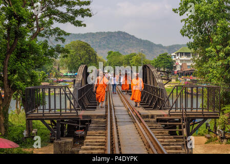 Des moines bouddhistes à pied sur le pont de la rivière Kwai en Thaïlande Banque D'Images