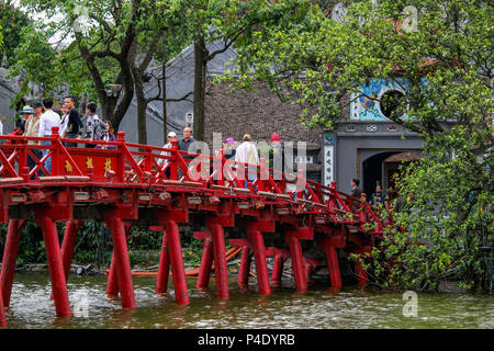 Hanoi, Vietnam - 15 mars 2018 : sur le pont rouge menant à Den temple Ngoc Son sur le lac à Hanoi Banque D'Images