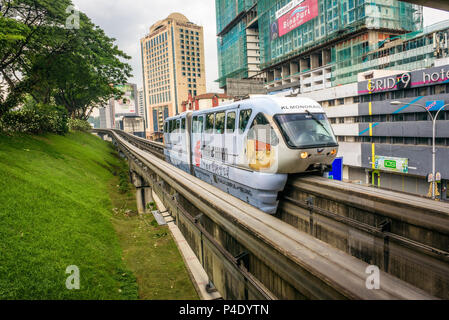 KL Monorail train entre la gare de Monorail Maharajalela à Kuala Lumpur Banque D'Images
