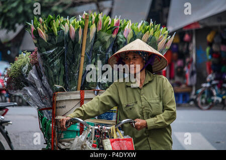 Hanoi, Vietnam - 15 mars 2018 : vente de fleurs avec un vélo dans le centre de Hanoi Banque D'Images
