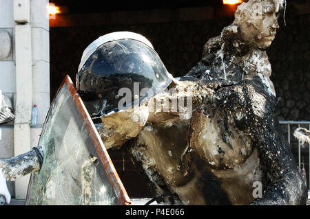 PARIS/MALAM INAUGURE SON EXPOSITION 'MALONGO' LE 04/06/2009. L' ARTISTE CAMEROUNAIS MALAM, SCULPTEUR DE RENOMMEE internationale, EXPOSER UNE ŒUVRE MONUMENTALE DU 4 JUIN AU 14 JUILLET 2009 AU PONT ALEXANDRE III A PARIS. CE TRAVAIL "toutes les expressions désignant des USSANGO SIGNIFIANTES (PAIX) SE COMPOSE D'UNE CENTAINE DE SCULPTURES ET TRAITE DU THÈME DE LA GUERRE. Banque D'Images