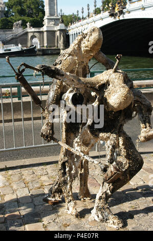 PARIS/MALAM INAUGURE SON EXPOSITION 'MALONGO' LE 04/06/2009. L' ARTISTE CAMEROUNAIS MALAM, SCULPTEUR DE RENOMMEE internationale, EXPOSER UNE ŒUVRE MONUMENTALE DU 4 JUIN AU 14 JUILLET 2009 AU PONT ALEXANDRE III A PARIS. CE TRAVAIL "toutes les expressions désignant des USSANGO SIGNIFIANTES (PAIX) SE COMPOSE D'UNE CENTAINE DE SCULPTURES ET TRAITE DU THÈME DE LA GUERRE. Banque D'Images