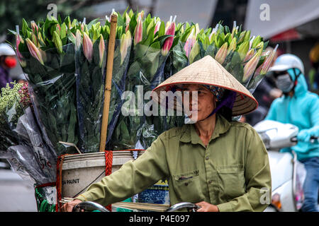 Hanoi, Vietnam - 15 mars 2018 : vente de fleurs avec un vélo dans le centre de Hanoi Banque D'Images