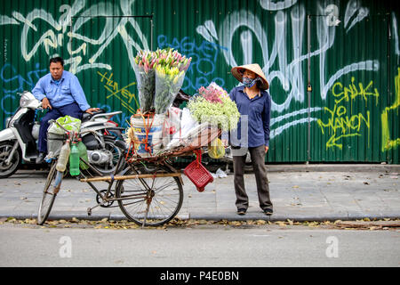 Hanoi, Vietnam - 15 mars 2018 : vente de fleurs dans une rue du centre de Hanoi avec un vélo Banque D'Images