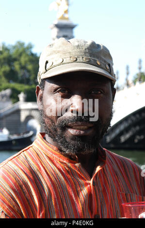 PARIS/MALAM INAUGURE SON EXPOSITION 'MALONGO' LE 04/06/2009. L' ARTISTE CAMEROUNAIS MALAM, SCULPTEUR DE RENOMMEE internationale, EXPOSER UNE ŒUVRE MONUMENTALE DU 4 JUIN AU 14 JUILLET 2009 AU PONT ALEXANDRE III A PARIS. CE TRAVAIL "toutes les expressions désignant des USSANGO SIGNIFIANTES (PAIX) SE COMPOSE D'UNE CENTAINE DE SCULPTURES ET TRAITE DU THÈME DE LA GUERRE. Banque D'Images