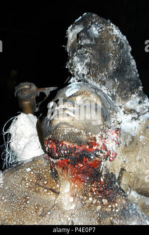 PARIS/MALAM INAUGURE SON EXPOSITION 'MALONGO' LE 04/06/2009. L' ARTISTE CAMEROUNAIS MALAM, SCULPTEUR DE RENOMMEE internationale, EXPOSER UNE ŒUVRE MONUMENTALE DU 4 JUIN AU 14 JUILLET 2009 AU PONT ALEXANDRE III A PARIS. CE TRAVAIL "toutes les expressions désignant des USSANGO SIGNIFIANTES (PAIX) SE COMPOSE D'UNE CENTAINE DE SCULPTURES ET TRAITE DU THÈME DE LA GUERRE. Banque D'Images