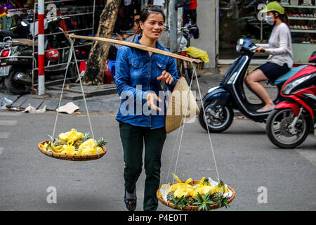 Hanoi, Vietnam - 15 mars 2018 : la vente de fruits sur les victimes de la rues de Hanoi Banque D'Images