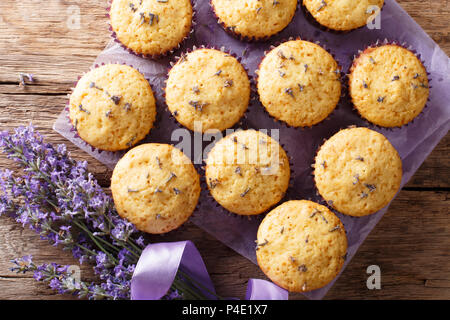 Muffins savoureux organiques avec des fleurs de lavande close-up sur la table supérieure horizontale. Vue de dessus Banque D'Images