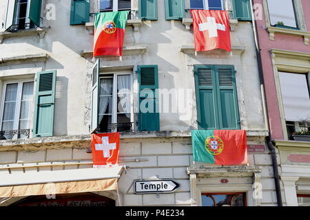 Drapeaux Suisse canton de Vaud sur la chambre à Aubonne Suisse. Banque D'Images