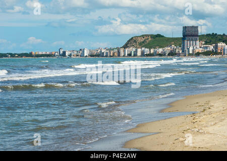 Plage de Durres avec les toits de la ville à l'arrière, de l'Albanie Banque D'Images