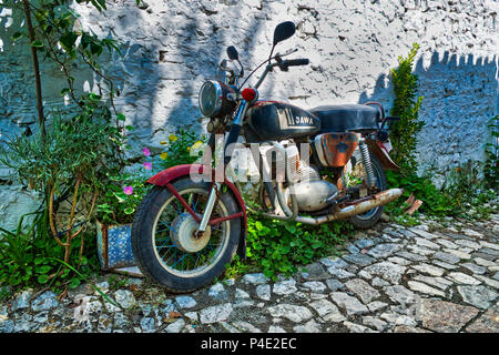 Vieille moto tchèque Jawa, Berat Albanie, Ville Banque D'Images