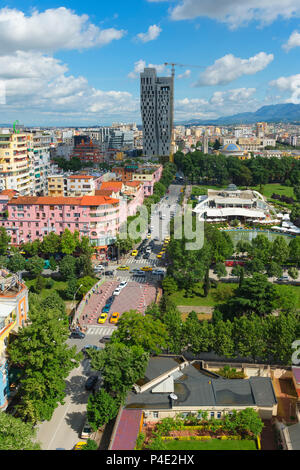 Vue sur le centre-ville de Tirana, Parc Rinia, Taivani centre et nouveaux gratte-ciel, Tirana, Albanie Banque D'Images