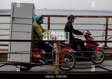 Hanoi, Vietnam - 15 mars 2018 : le transport de l'homme vietnamiens un énorme réfrigérateur sur sa moto Banque D'Images