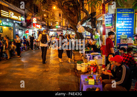 Hanoi, Vietnam - 15 mars 2018 : jeunes appréciant le soir dans la rue des bars populaires de Hanoi Banque D'Images