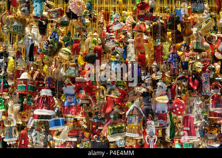 Wc séparés avec des décors pour les vacances d'hiver au marché de Noël annuel traditionnel à Zagreb, Croatie Banque D'Images