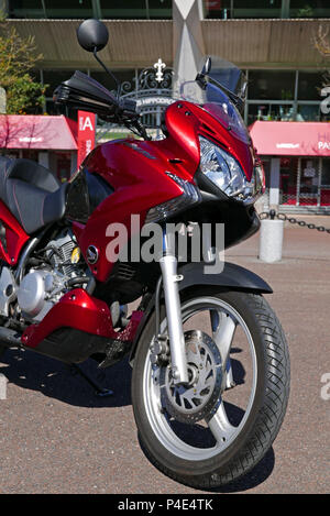 Moto Honda Varadero 125 en pays, fabriqué au Japon Photo Stock - Alamy