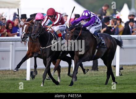 Bagdad monté par Andrea Atzeni (au centre) remporte le King George V enjeux au cours de la troisième journée de Royal Ascot à Ascot Racecourse. Banque D'Images