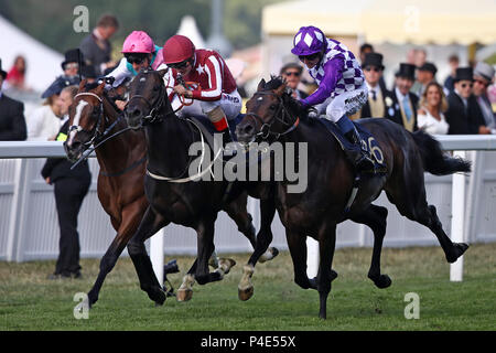 Bagdad monté par Andrea Atzeni (au centre) remporte le King George V enjeux au cours de la troisième journée de Royal Ascot à Ascot Racecourse. Banque D'Images