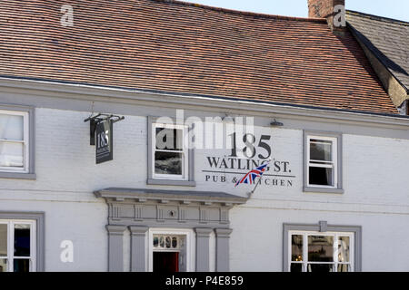 185 Watling Street Pub & Kitchen, un pub primé situé dans le centre de la ville historique de Towcester Northamptonshire, Angleterre ; Banque D'Images